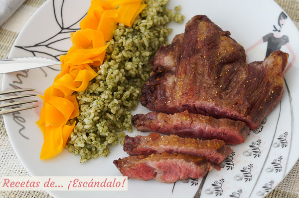 Como hacer pluma iberica a la plancha con arroz a la albahaca y zanahorias al vapor