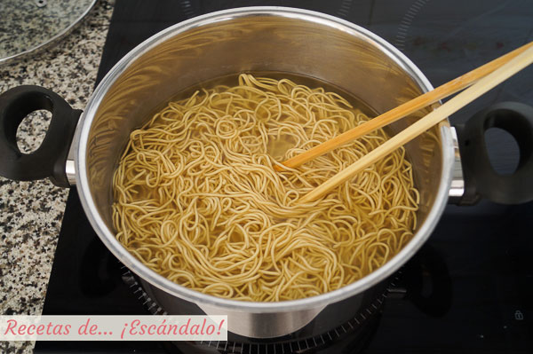 Noodles o fideos de huevo deshidratados