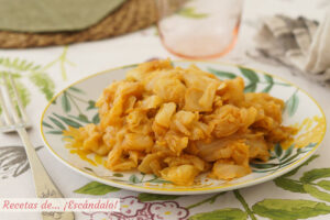 Repollo rehogado con pimentón y ajos, una receta ligera, sencilla y rica