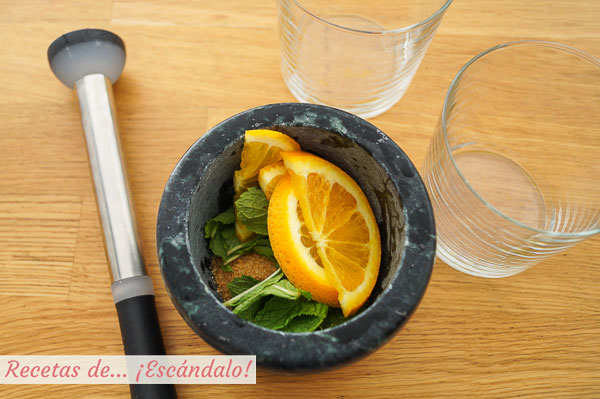 Majado naranjada casera con hierbabuena