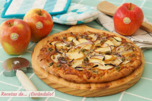 Pizza de masa casera con manzana, queso azul y cebolla roja