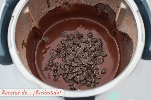 Bizcocho con chips o chispas de chocolate