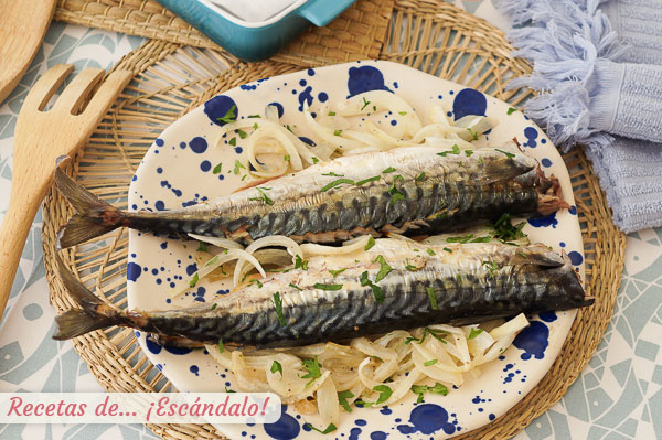 Como hacer caballa al horno con cebolla y perejil. Receta muy facil, saludable y rica