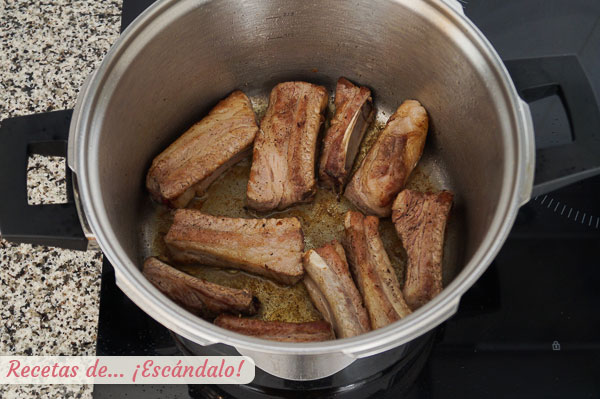 Costillas doradas en salsa