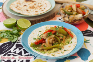 Receta de fajitas de pollo y verduras con aguacate, sencillas y ricas