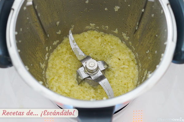 Sofrito ajo y cebolla para salsa de tomate