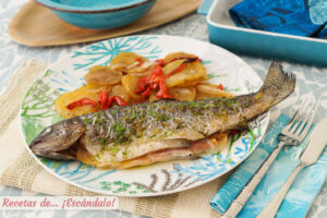 Trucha al horno con jamón, patatas y pimiento, un pescado asado de 10