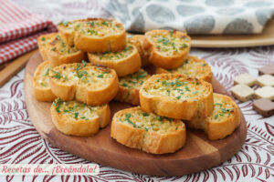 Cómo hacer pan de ajo al horno con (o sin) queso, crujiente y delicioso
