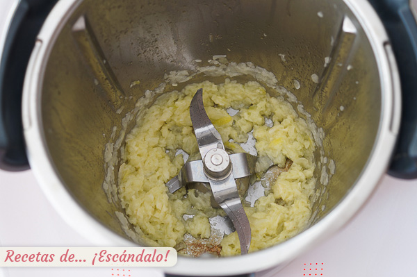 Sofrito ajos y cebolla para salsa de tomate thermomix