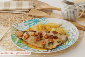 Lubina a la espalda al horno con patatas y salsa bilbaína
