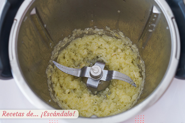 Sofrito ajo y cebolla para merluza en salsa verde thermomix