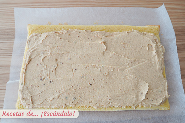 Bizcocho genoves relleno de crema de turron