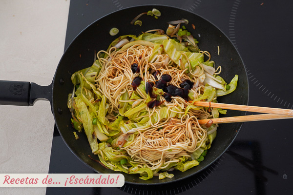 Noodles o fideos chinos salteados