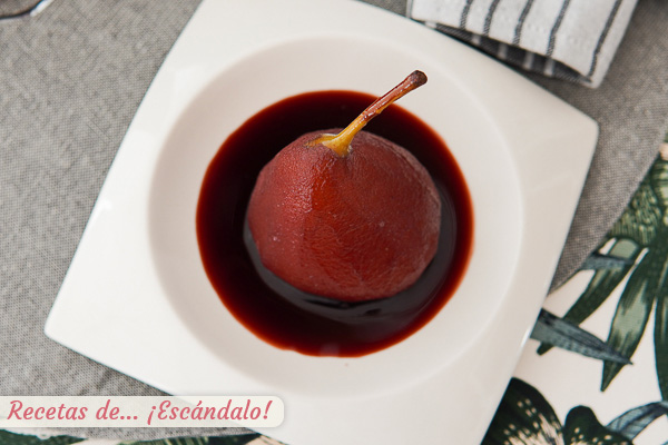 Como hacer peras al vino tinto con especias. Receta de postre tradicional