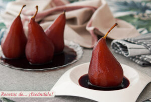 Peras al vino tinto con especias. Receta de postre tradicional