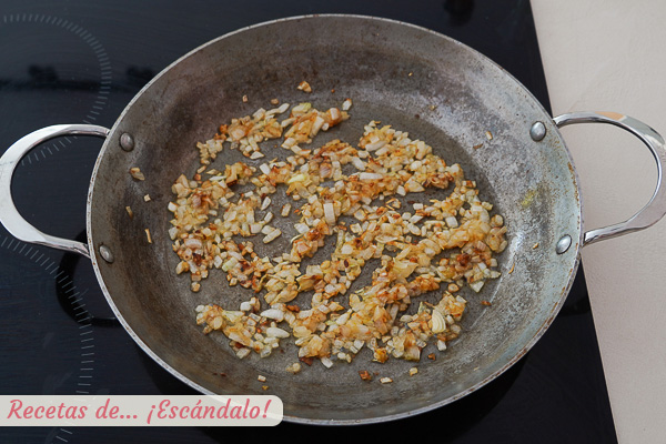 Sofrito de cebolla arroz con almejas