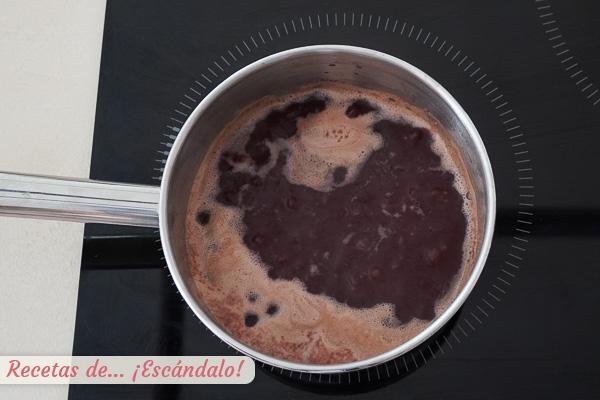 Melaza de granada hirviendo