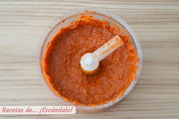 Muhammara casero o salsa de pimientos, nueces y granada