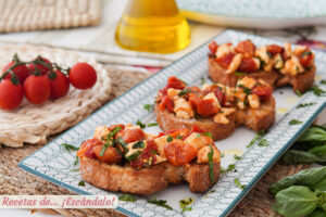 Bruschetta italiana con tomates cherry, mozzarella y albahaca