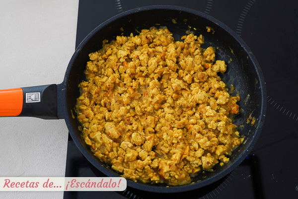 Relleno pollo y verduras con curry samosas