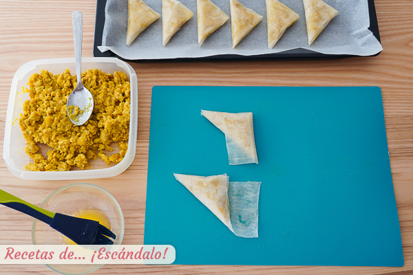 Samosas de pollo y verduras con especias