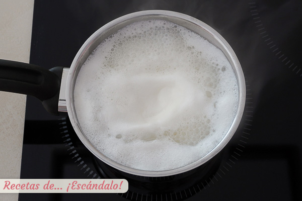 Leche hirviendo condensada