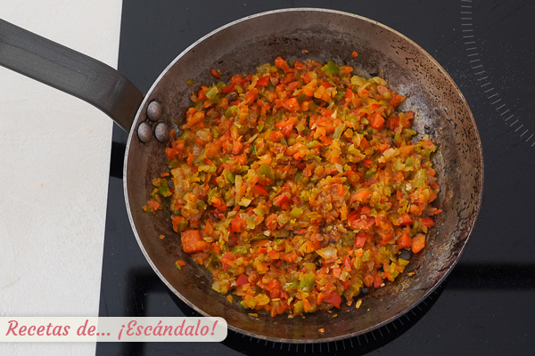 Sofrito cebolla pimientos shakshuka