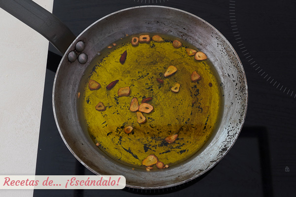 Ajos y guindilla gambas al pil pil ajillo