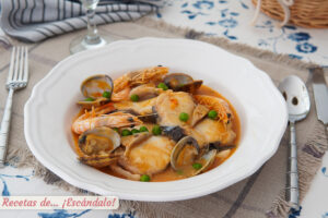 Merluza a la cazuela con almejas y langostinos