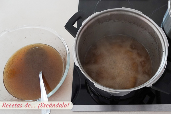 Reducir y concentrar caldo de carne jarrete