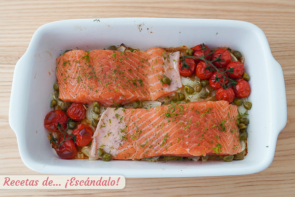 Salmon al horno con verduras, tomates cherry y alcaparras