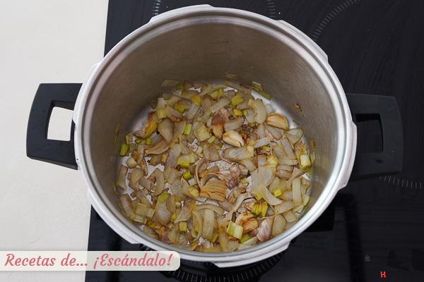 Sofrito ajo, cebolla y puerro para jarrete