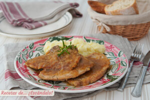 Chuletas de cerdo en salsa al vino blanco con puré de patatas