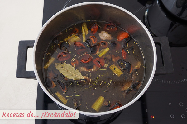 Fondo oscuro o caldo de ternera casero