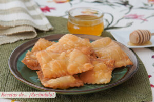 Hojuelas caseras con miel, un dulce tradicional exquisito
