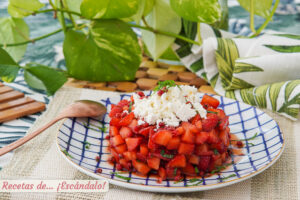 Tartar de fresa con queso feta y hierbabuena