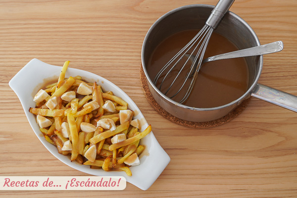 Brown gravy patatas poutine salsa de carne espanola