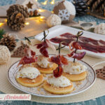 Blinis con queso y manzana y paleta de bellota